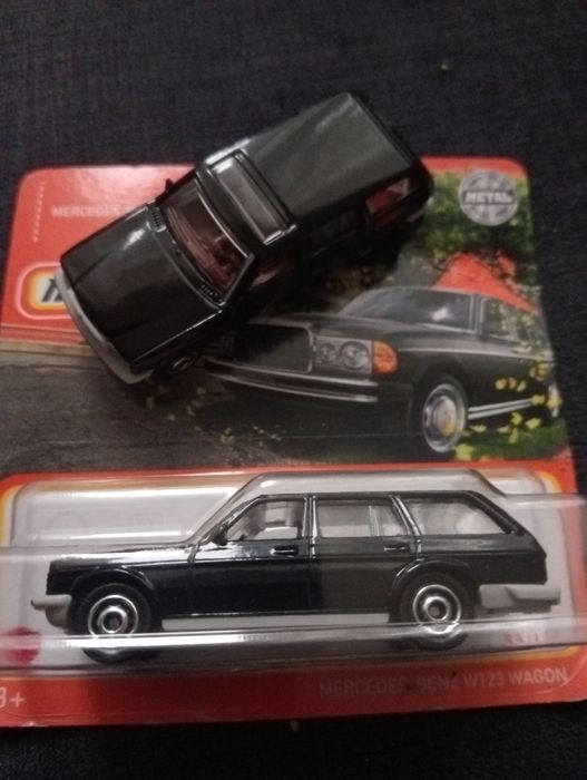 Matchbox Mercedes Benz w123 czarny
Nowy w opakowaniu
Matchbox Mercedes
