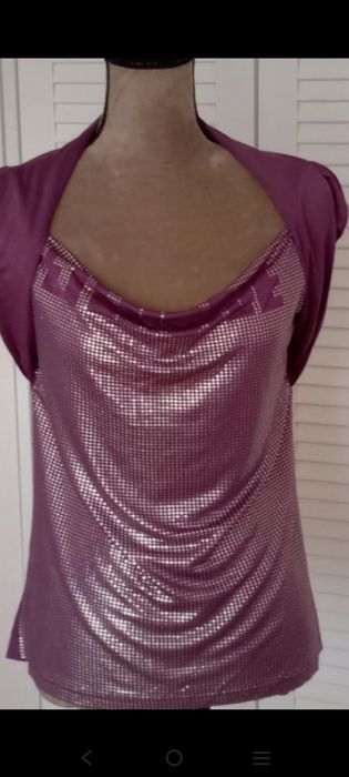 Fioletowa błyszcząca bluzka damska dekolt woda.