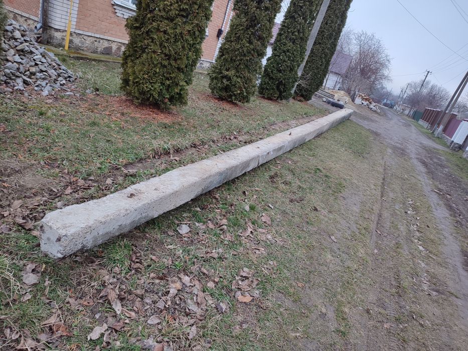 Стовп залізобетонний