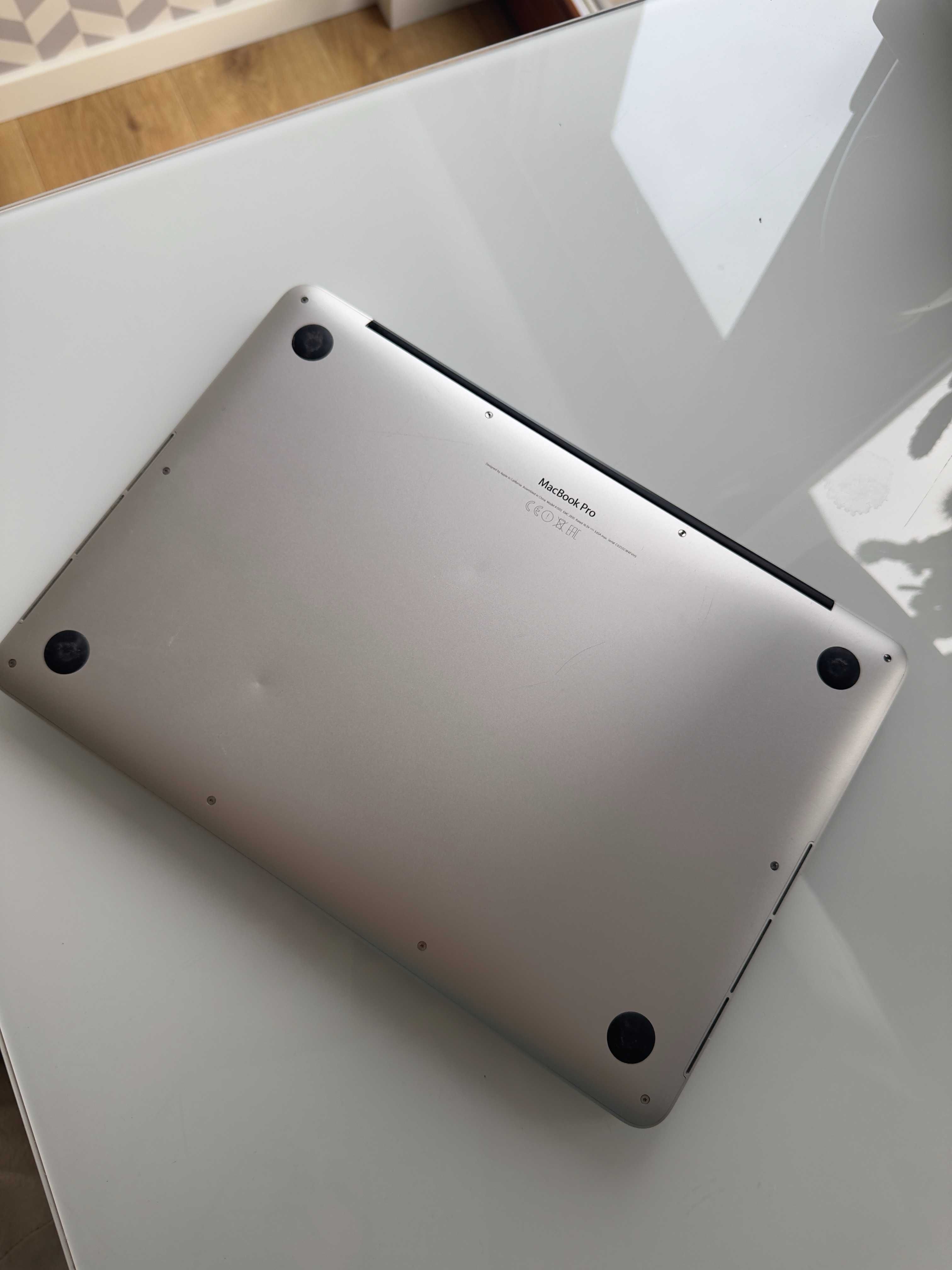 MacBook Pro 13” 2015 | 256 GB | 8GB RAM | Dobry stan