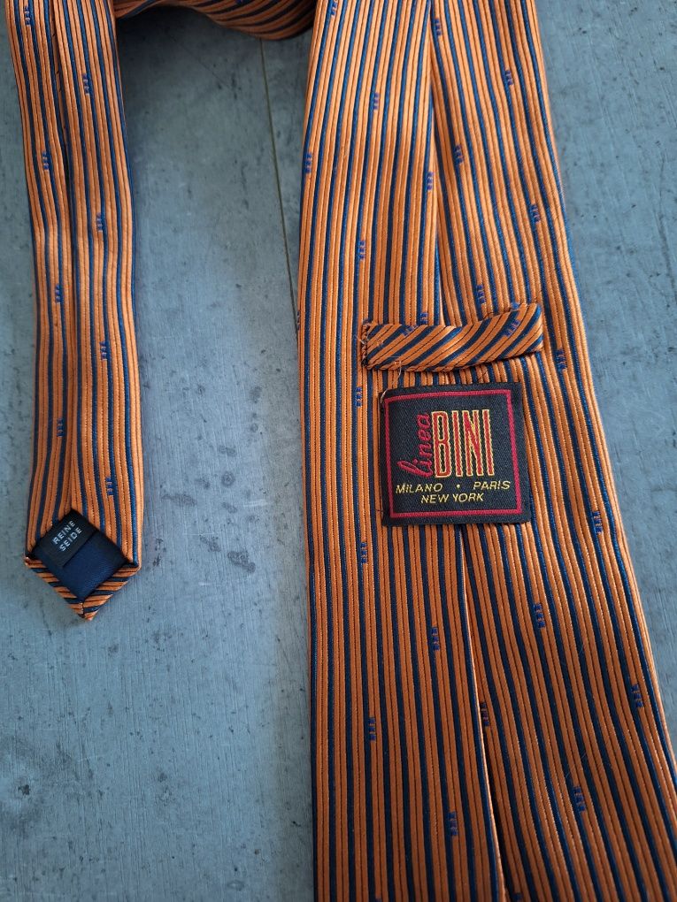 Krawat męski. Koloru pomarańczowego. Stan bardzo dobry.