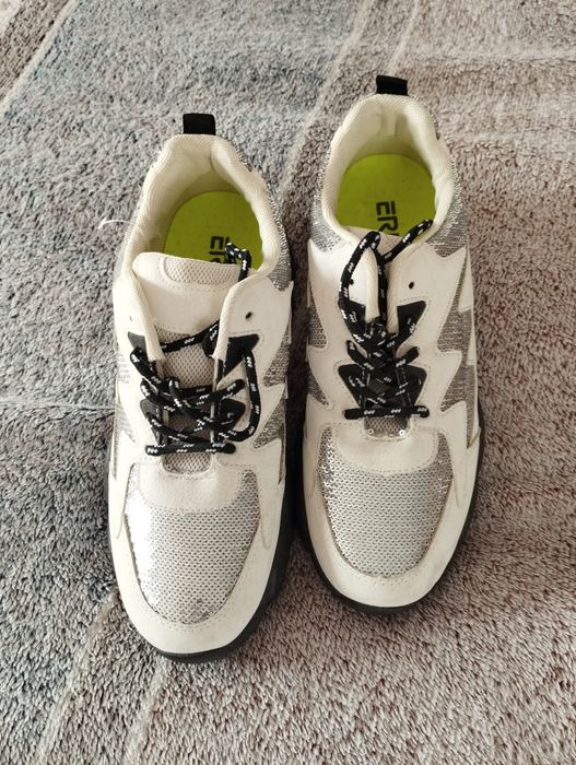 Жіночі кросівки нові, 40 розміру