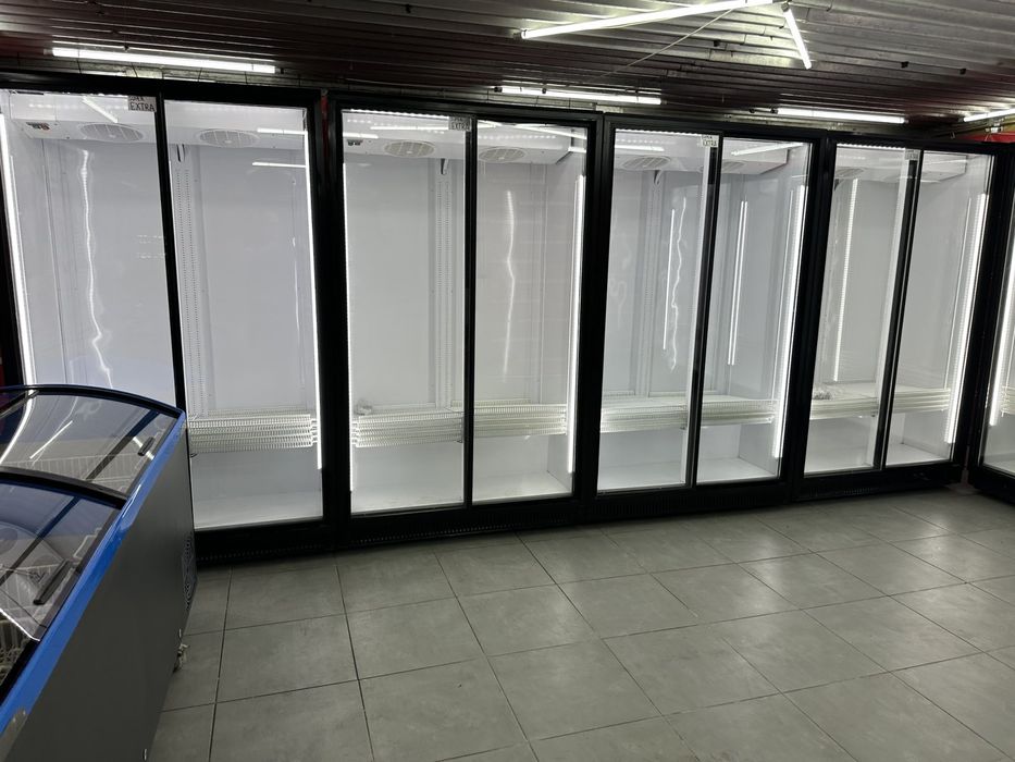 Холодильна вітрина. Холодильна шафа. Вітрина для напоїв. Холодильник