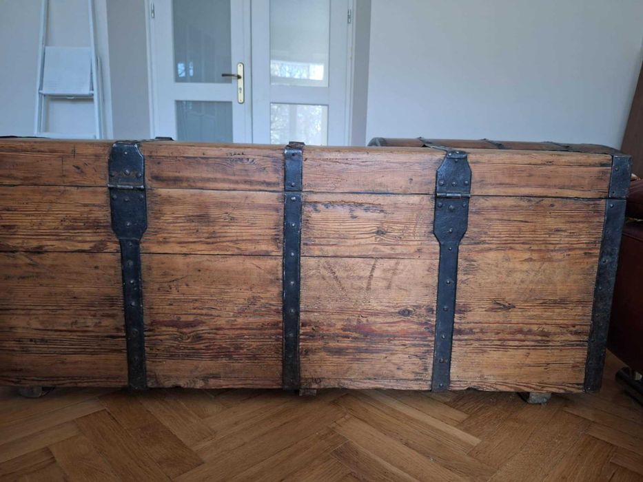 Stara potężna skrzynia, skrzynia posag, kufer drewniany dębowy