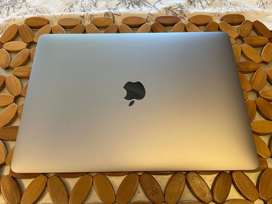 Mac Book Air 13” M1 (2020) - Szary - 8GB RAM / 256GB SSD - Stan bdb