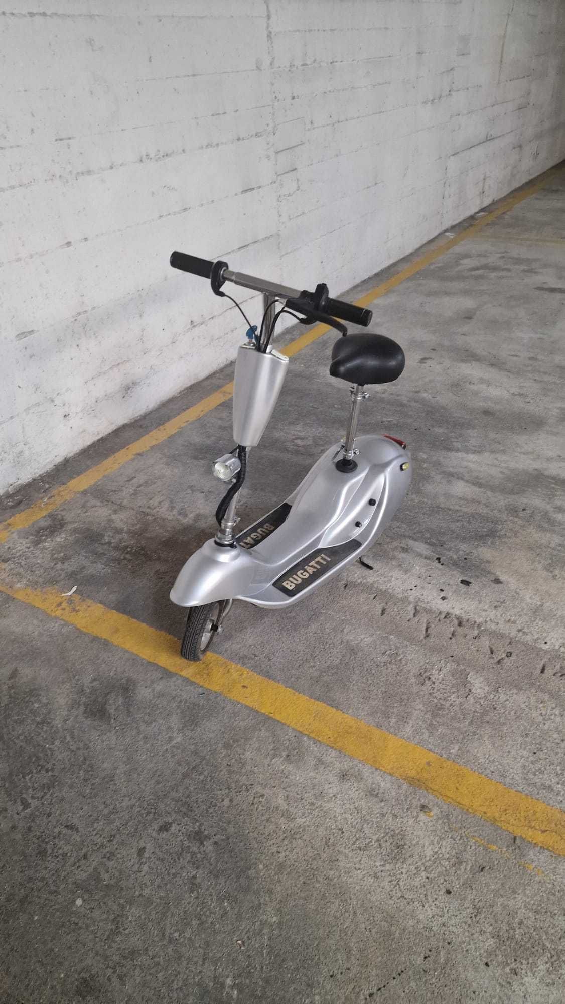 Mini scooter Elétrica Retro Cinzenta a Funcionar – precisa de baterias