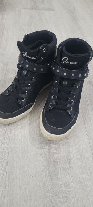 Butki na koturnie Guess 38