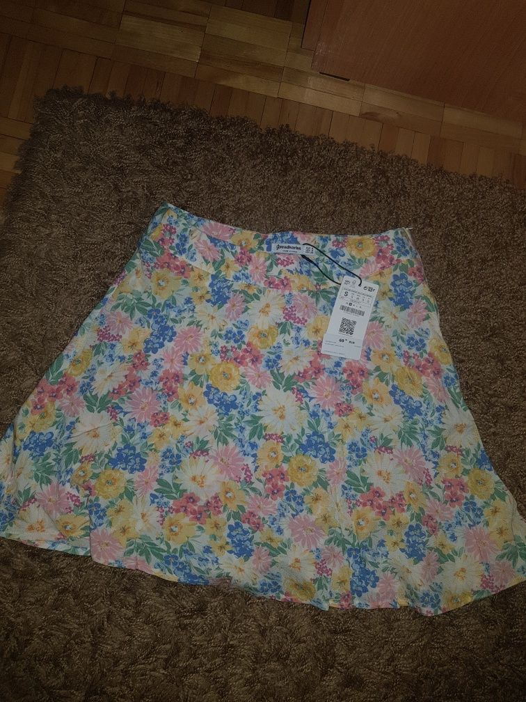 Kwiatowe spódnico spodenki z firmy stradivarius, rozmiar S