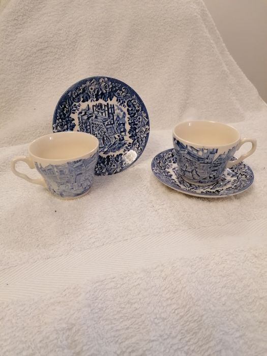 2 chávenas English Ironstone.