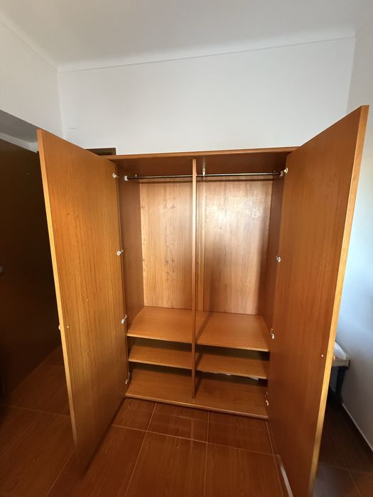 Roupeiro de Madeira com Arrumação Ampla e Barra para Cabides