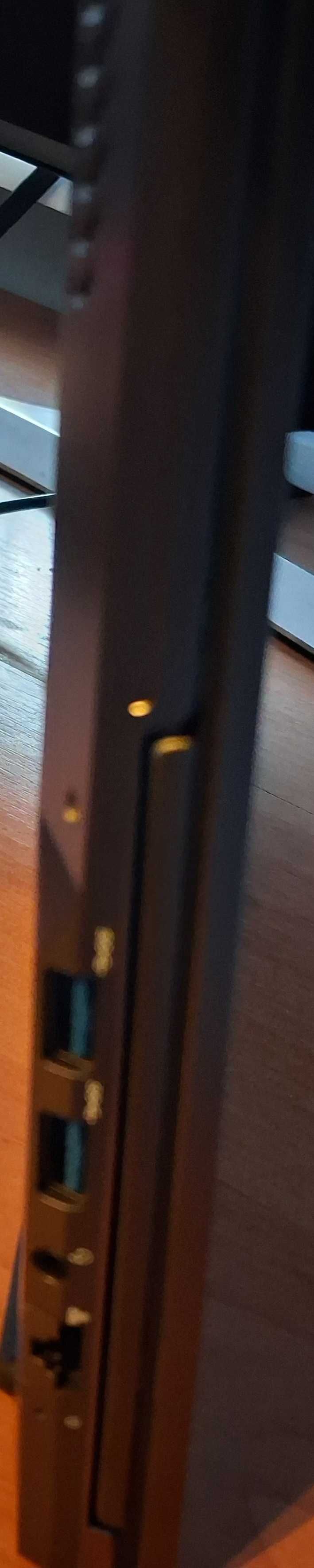 Laptop z podwójnym wyświetlaczem