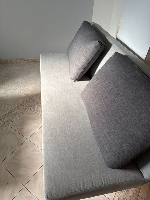 Sofa IKEA z dwiema dużymi poduszkami