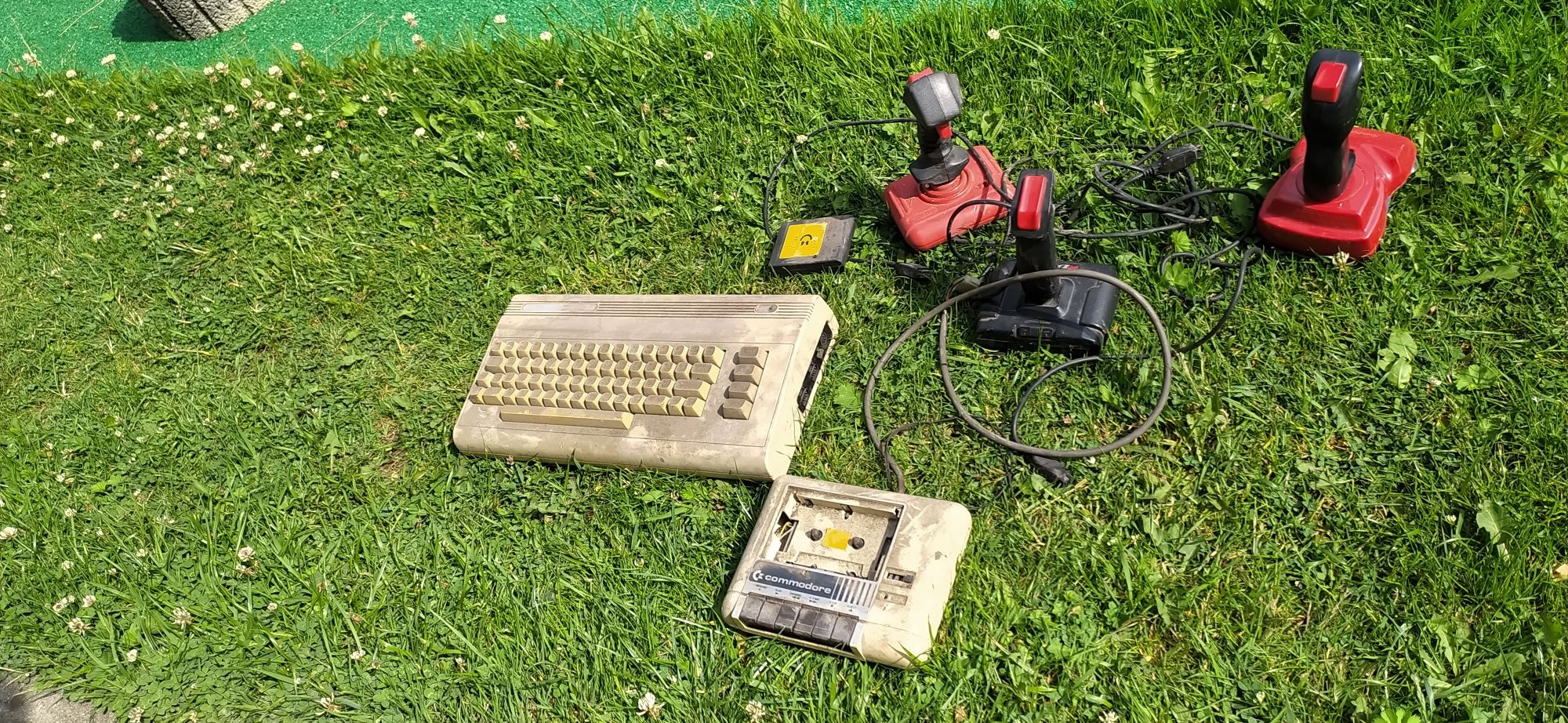 Sprzedam Commodore C64 z magnetofon , joystici