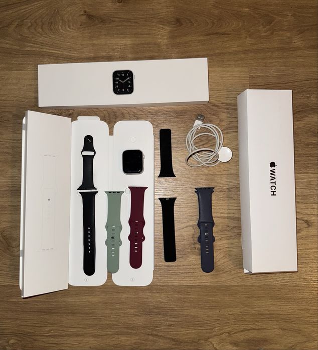 Apple Watch series 5 GPS 44mm + braceletes