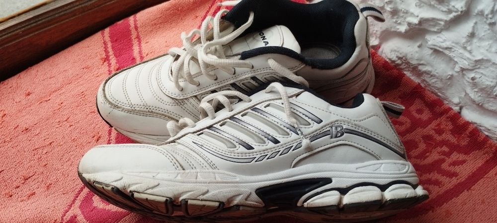 Продам кроссовки BONNA в хорошем состоянии.Размер 39,натуральная кожа.