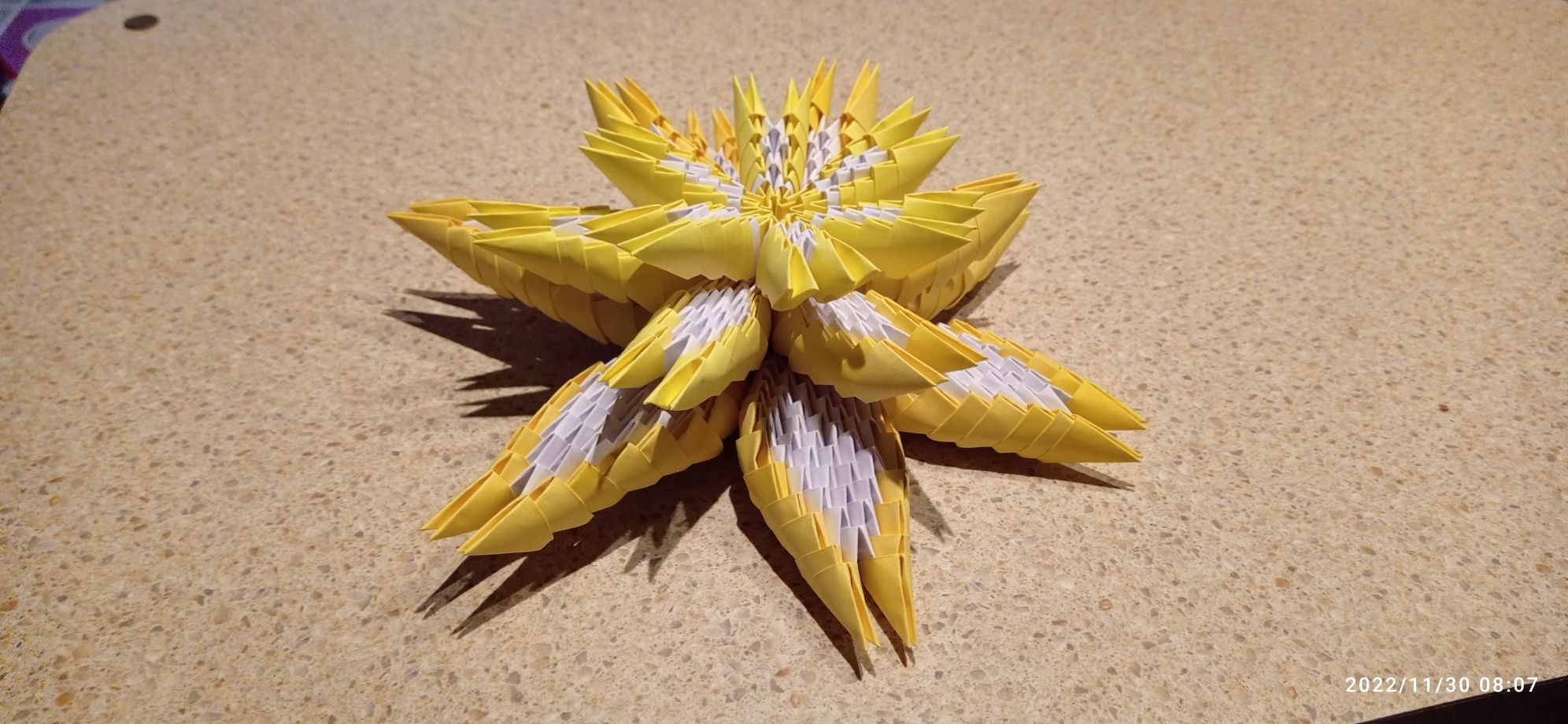 Kwiat lotosu z origami modułowego.