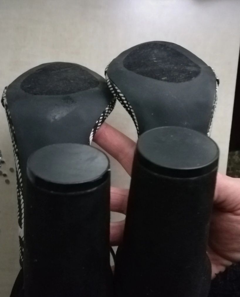Sandałki na stabilnym słupku /42 / 27 cm.