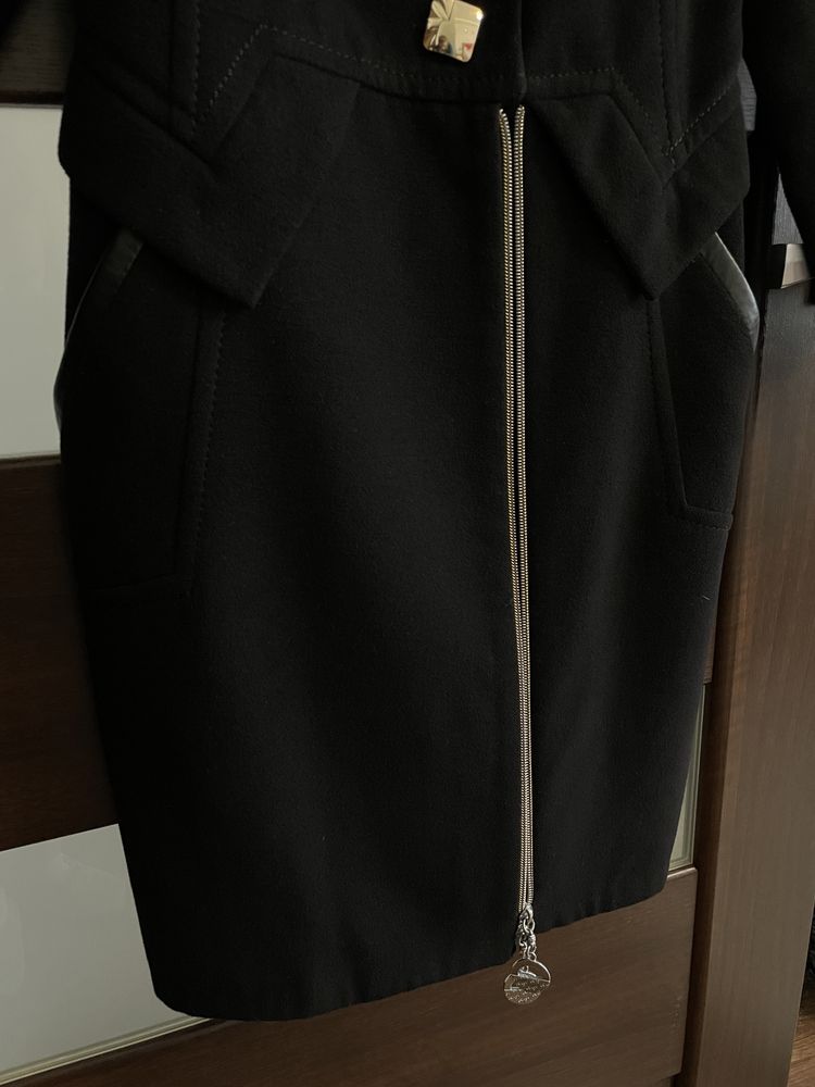 Пальто в чорному кольорі