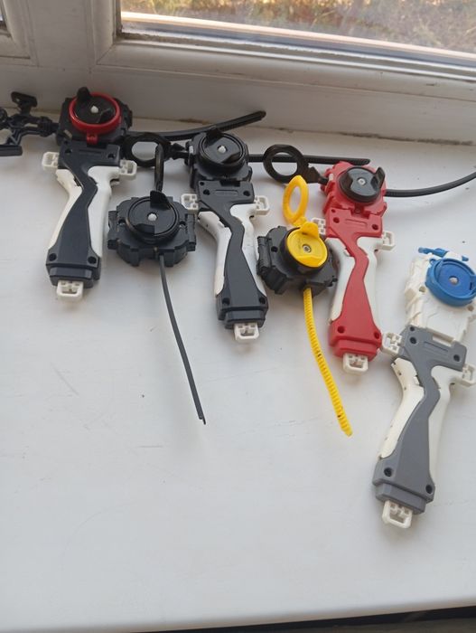 Арена, бейблейды, запускалки beyblade