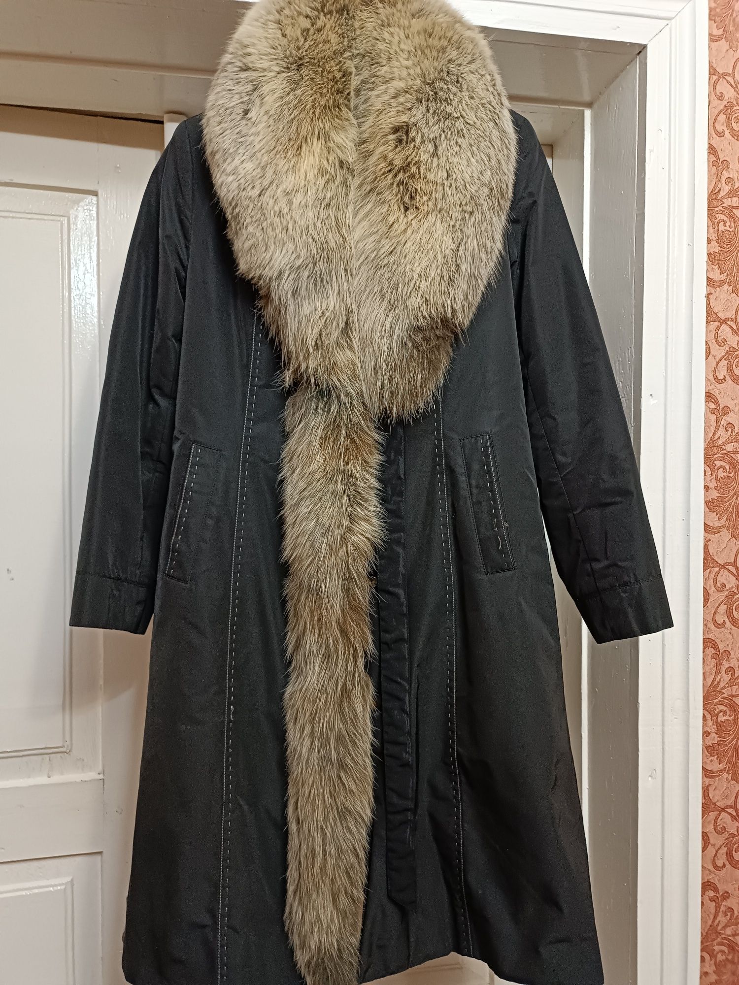 Пальто зимове, з натуральним хутром чорнобурки