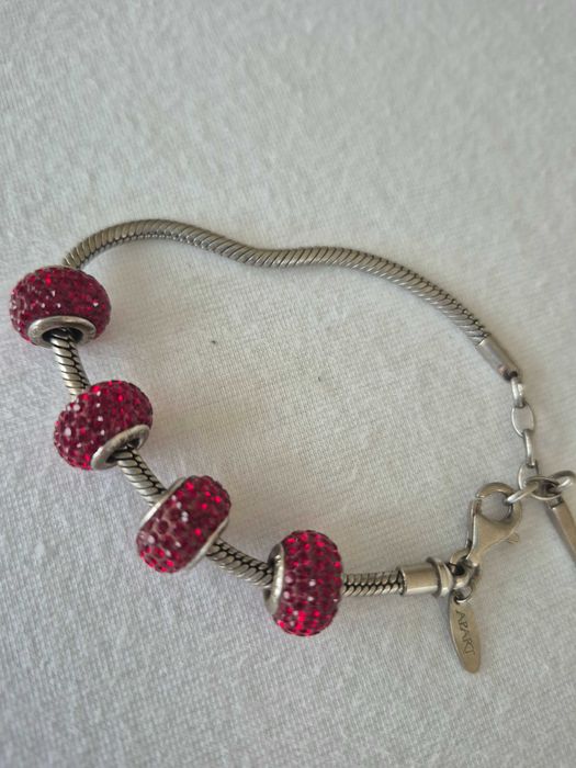 Bransoletka srebrna z czerwonymi zawieszkami APART