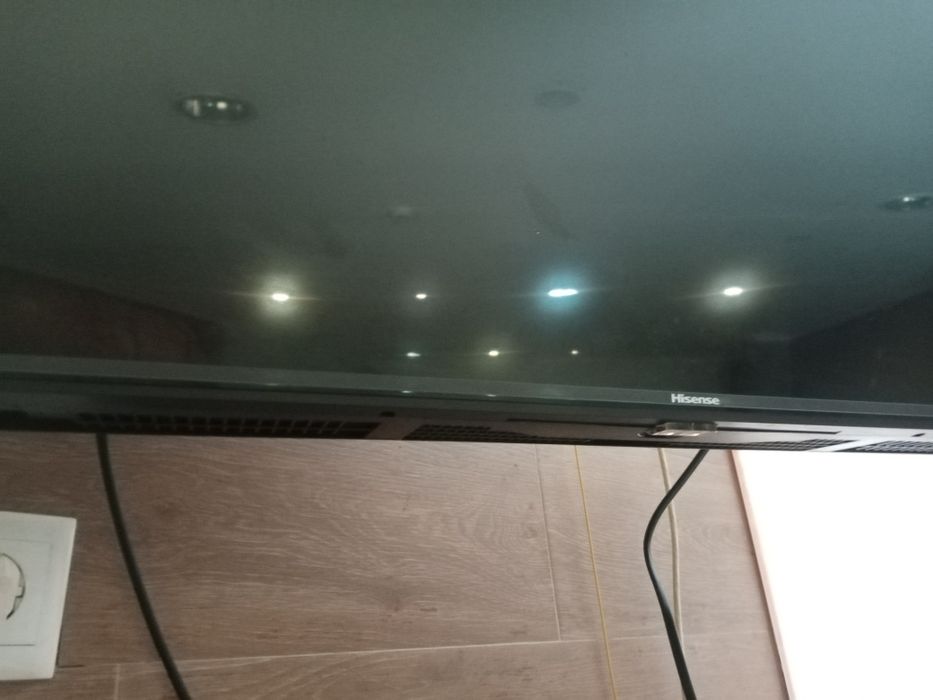 Televisão Hisense + Suporte
