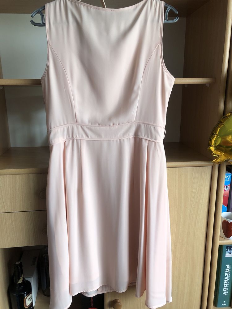 Sukienka brzoskwiniowa z paskiem