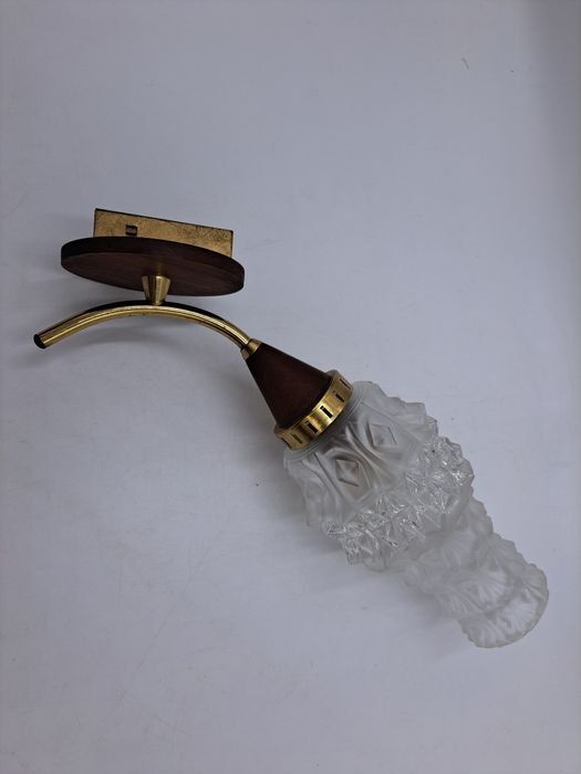 Kinkiet mosiężny złoty z elementami drewna egzotycznego teak z kloszem