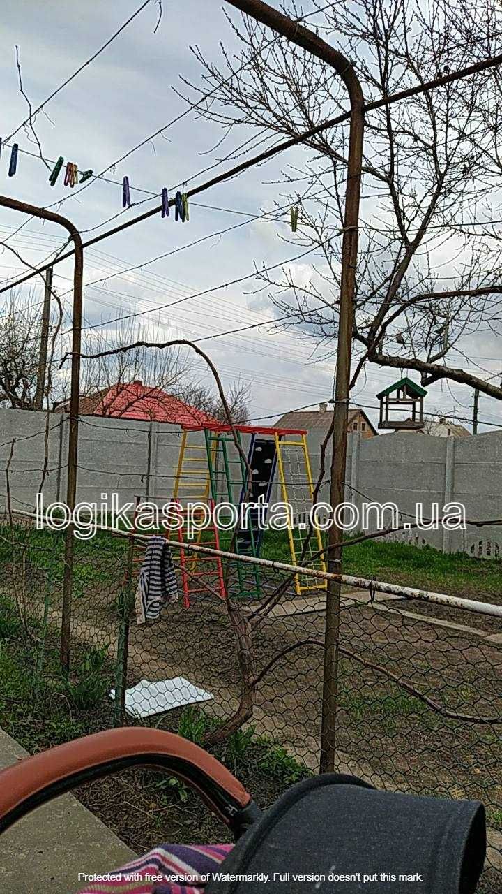 Игровая площадка 1,5- 2 м, горка, качели, детский спортивный комплекс