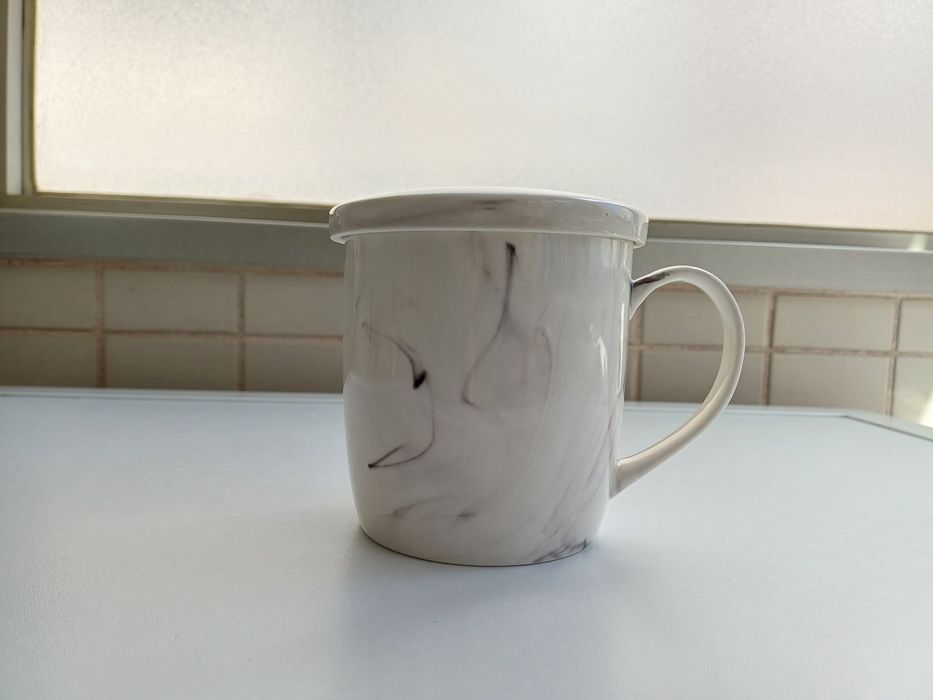 Caneca de cerâmica branca com tampa e coador integrados