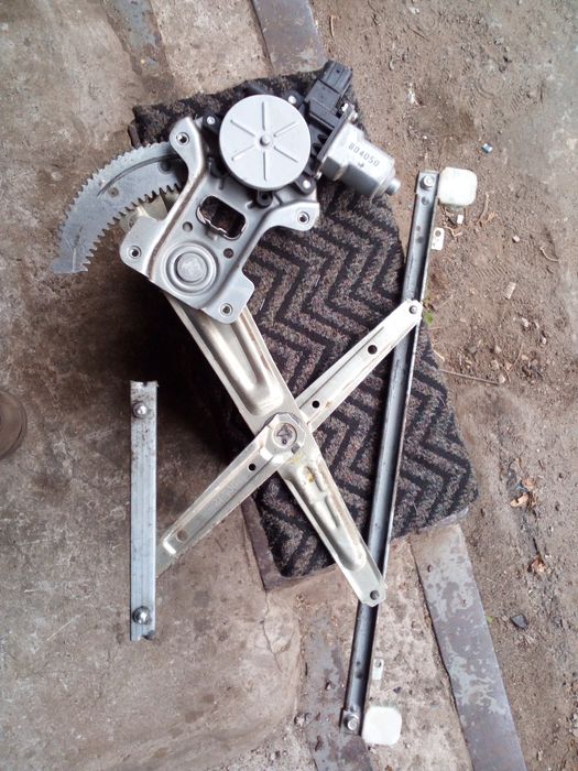 Митсубиси овлендер стекло подъемник правый