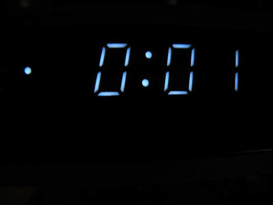 Szare radio z budzikiem