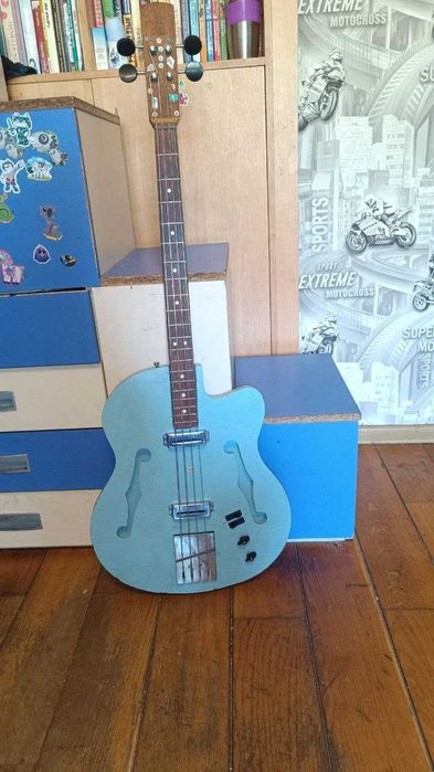 Напів-акустична бас гітара