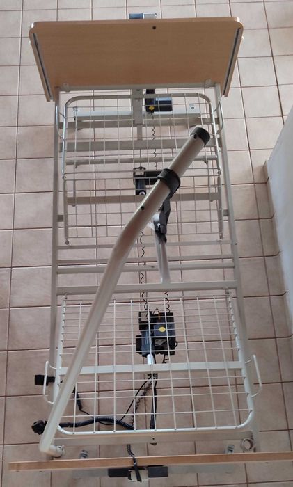 Cama hospitalar com ajuste elétrico de altura e inclinação