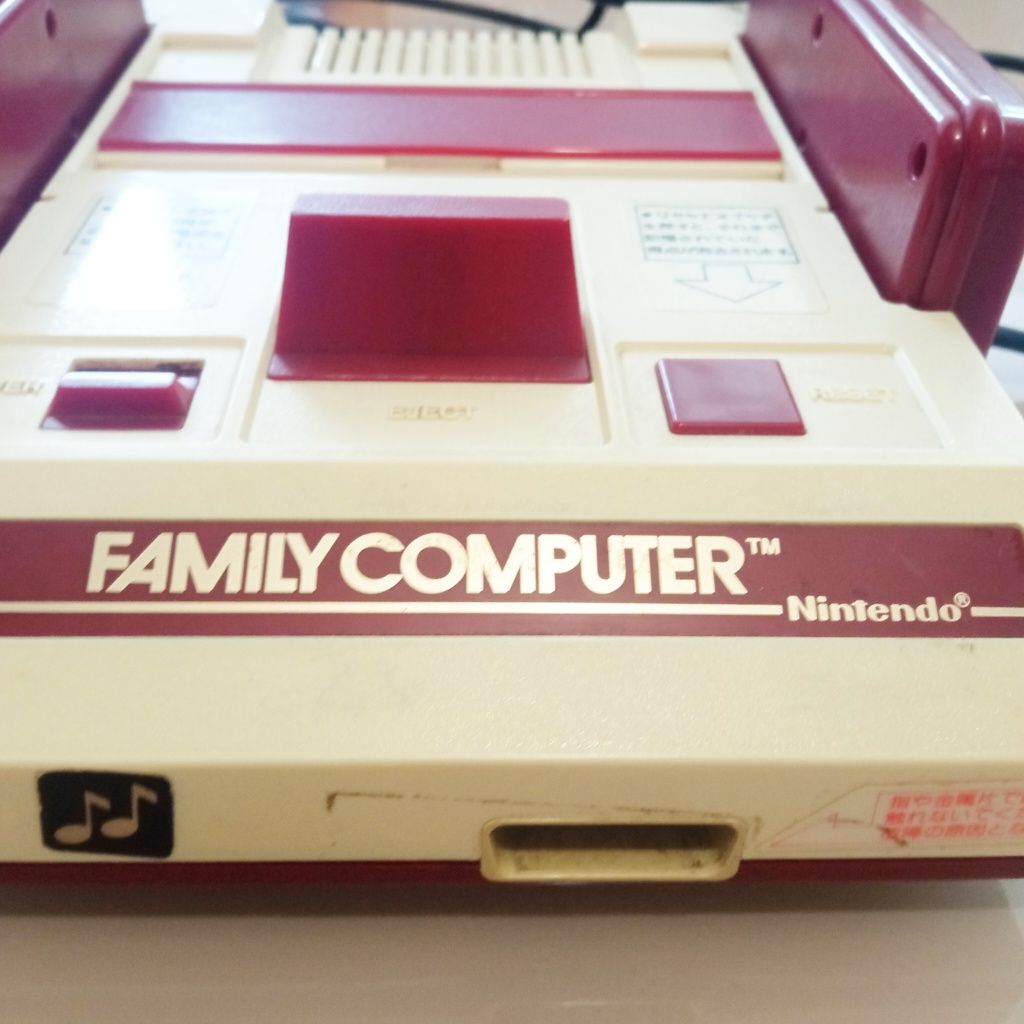 Оригінальна Ігрова консоль Famicom/Nintendo/Dendy  8 біт