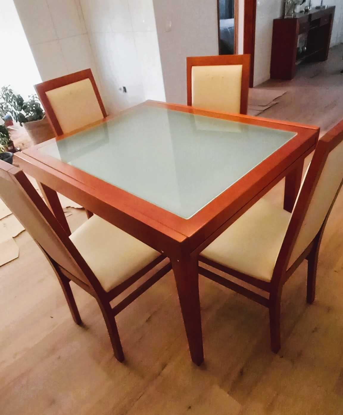 Mesa e Cadeiras de Sala de Jantar