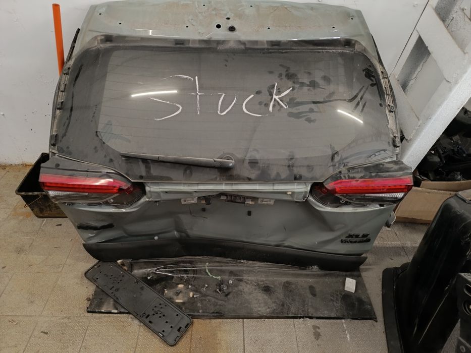 Скло ляди на Toyota RAV4 / Стекло крышки багажника на Toyota RAV4 2020