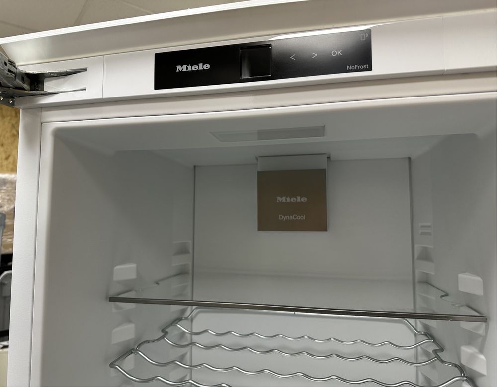Вбудовуваний Miele  KFN 7744 E  холодильник-морозильник