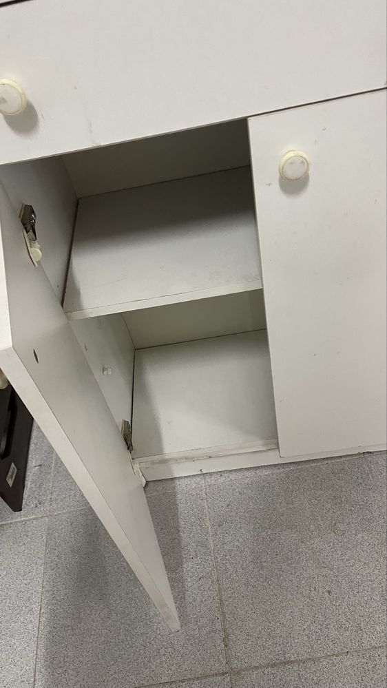 Movel de arrumação branco com cerca de 90 cm de altura