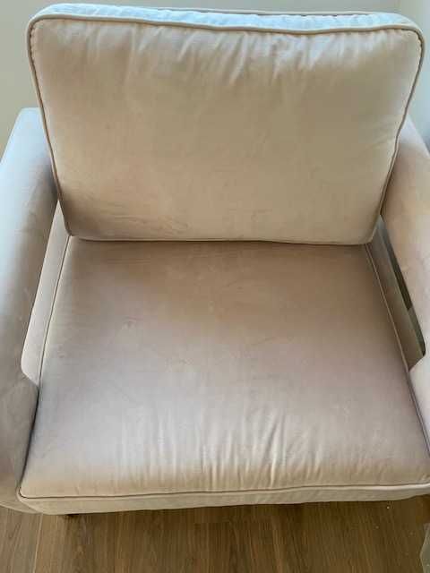 poltrona rosa claro com base dourado