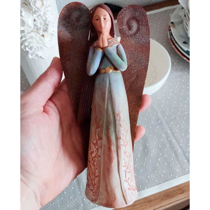 Anjo decorativo com asas de metal