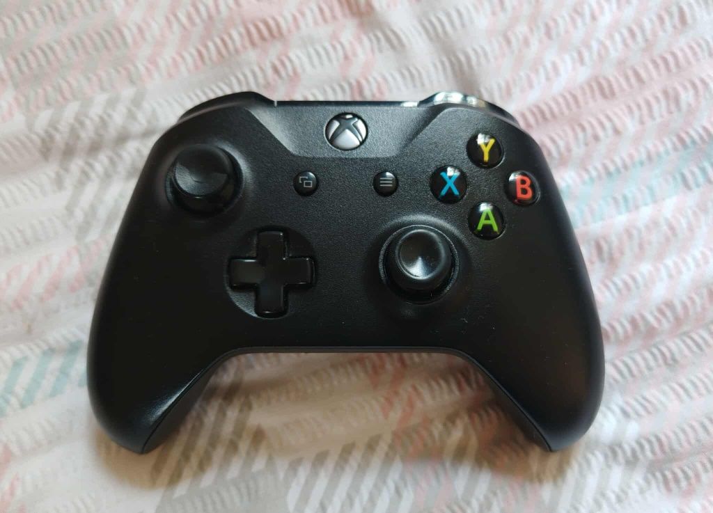 Xbox One X 1TB + PAD