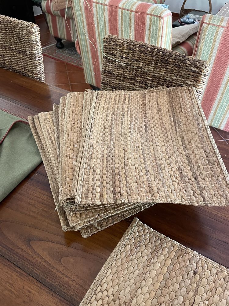 22 individuais de mesa em rafia/palha