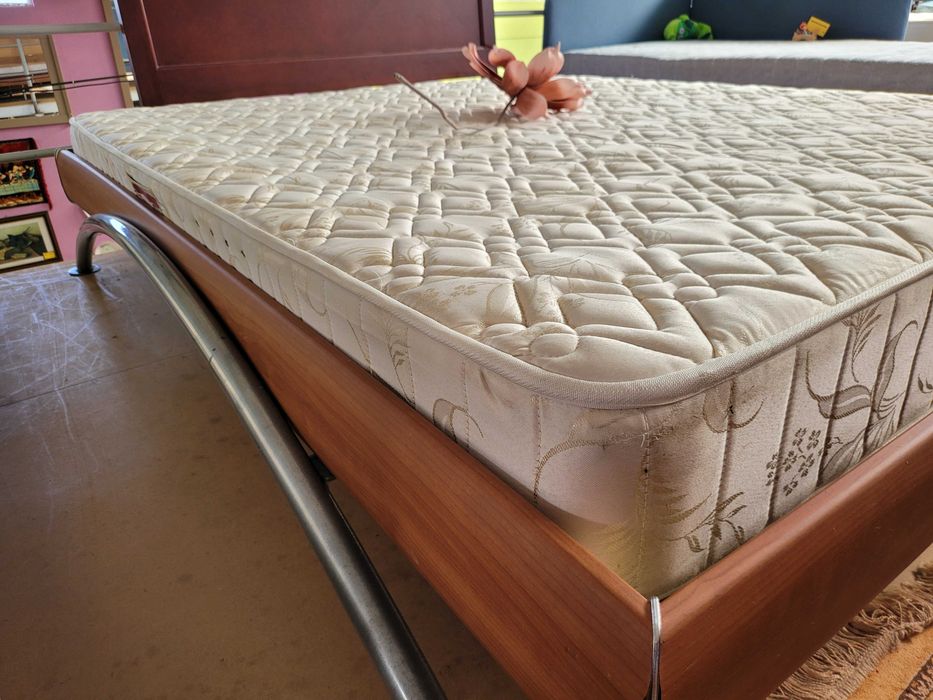 Cama rasteira com estrado e colchão - Sem cabeceira - Algumas