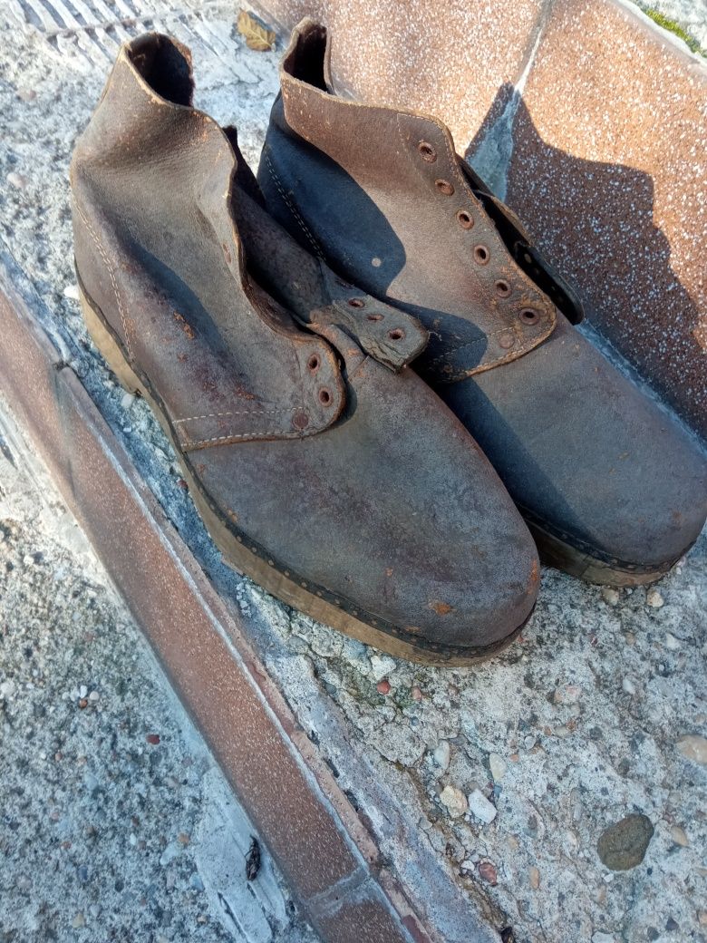 Buty muzealne ,drewniana podeszwa  do wystroju lokalu.