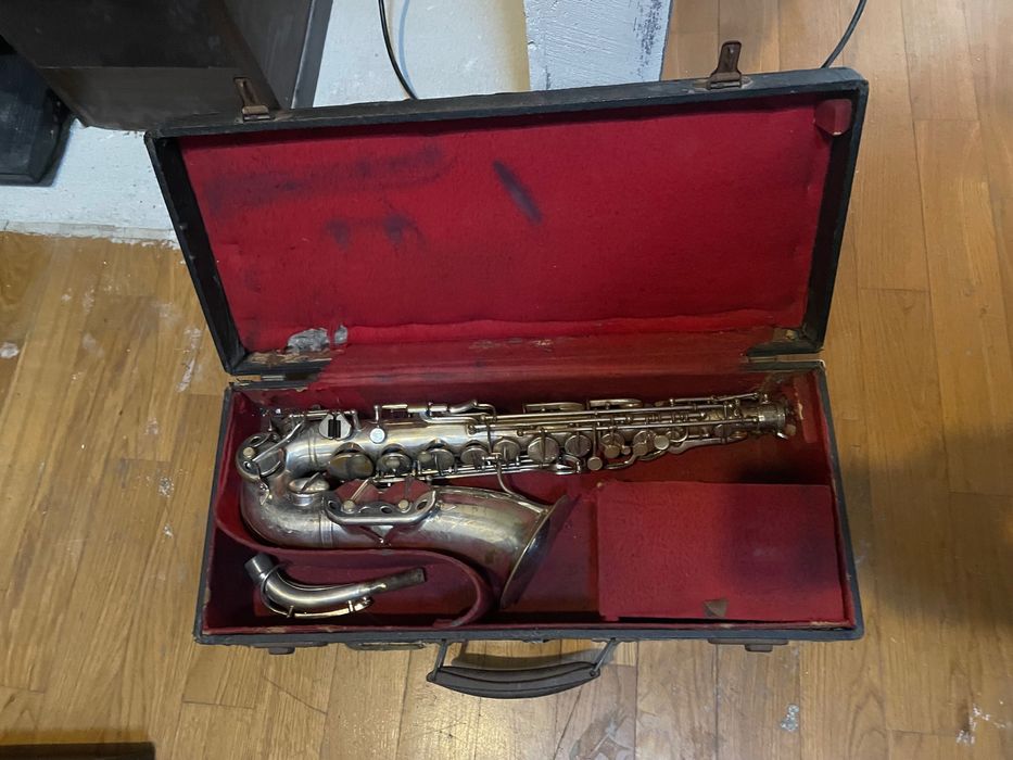 Saxofone antigo besson