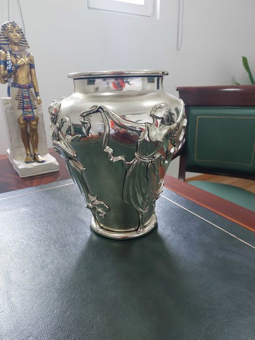 Jarro de prata decorado com bailarinas