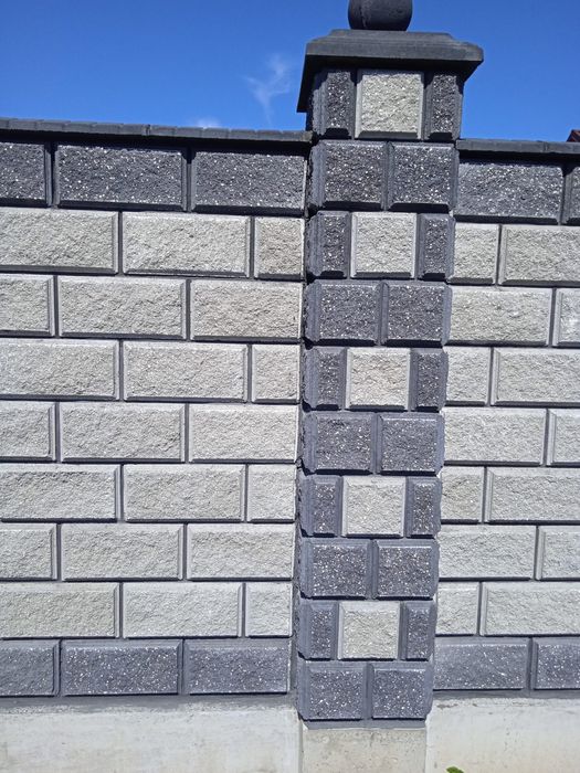 Будівельні роботи, паркан забор з блоків рваний камінь