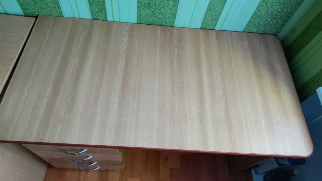 Стіл для дому або офісу