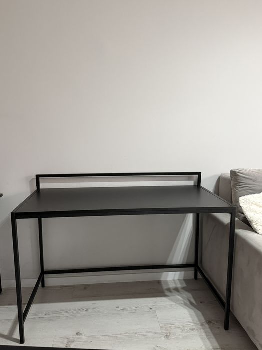 Czarne, metalowe biurko